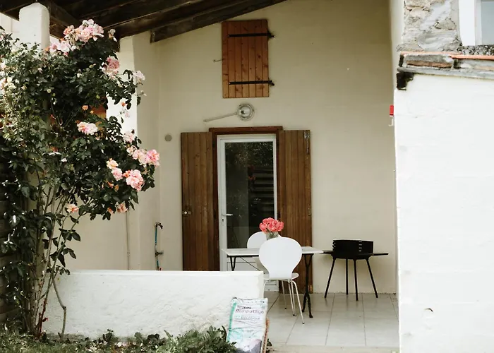 Studio De Plain-pied Avec Terrasse Et Jardin *
